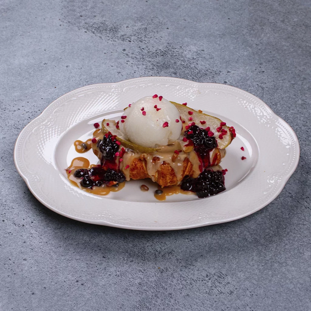 Круассан с грушей фламбе