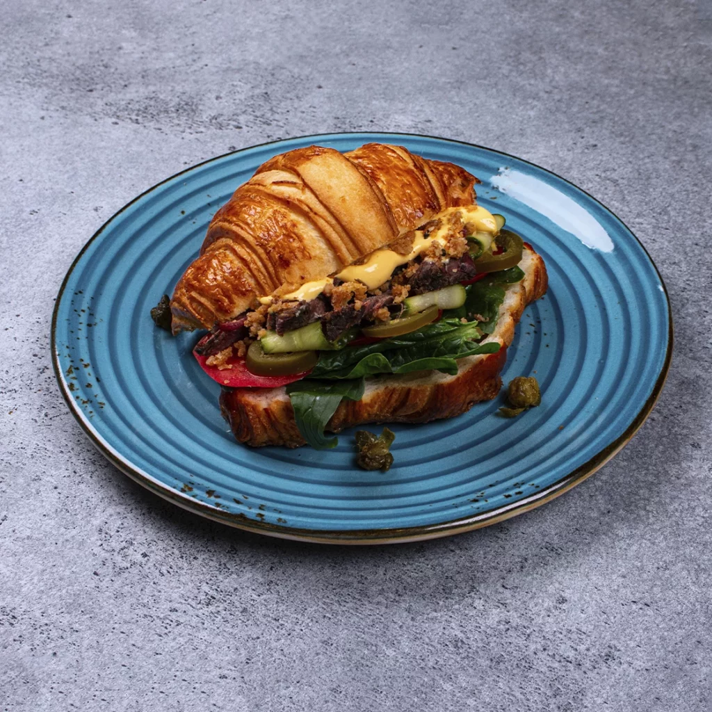 Круассан с томленым брискетом