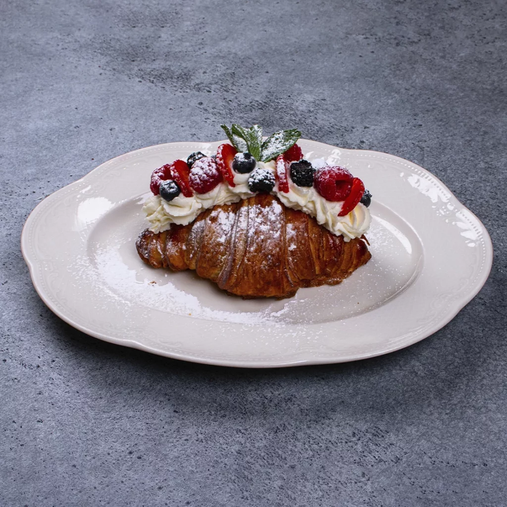 Круассан с ягодами