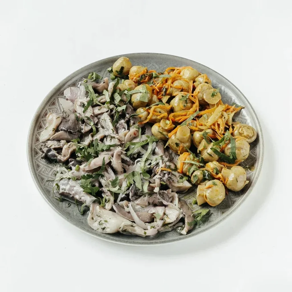 Ассорти маринованных грибов