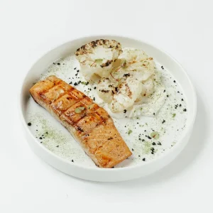 Стейк из красной рыбы с цветной капустой