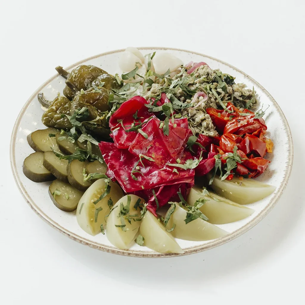 Локальная тарелка солений