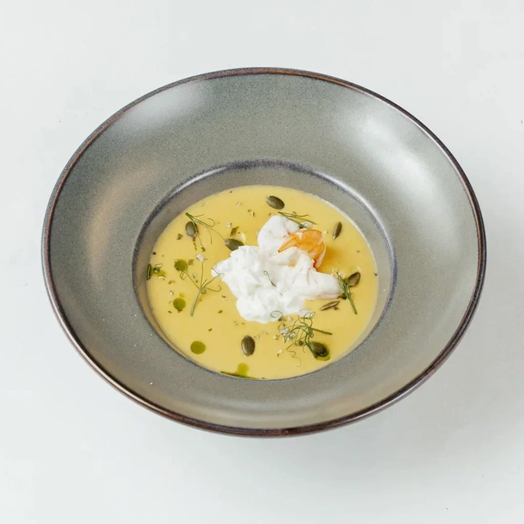 Суп сырный с креветкой и страчателлой