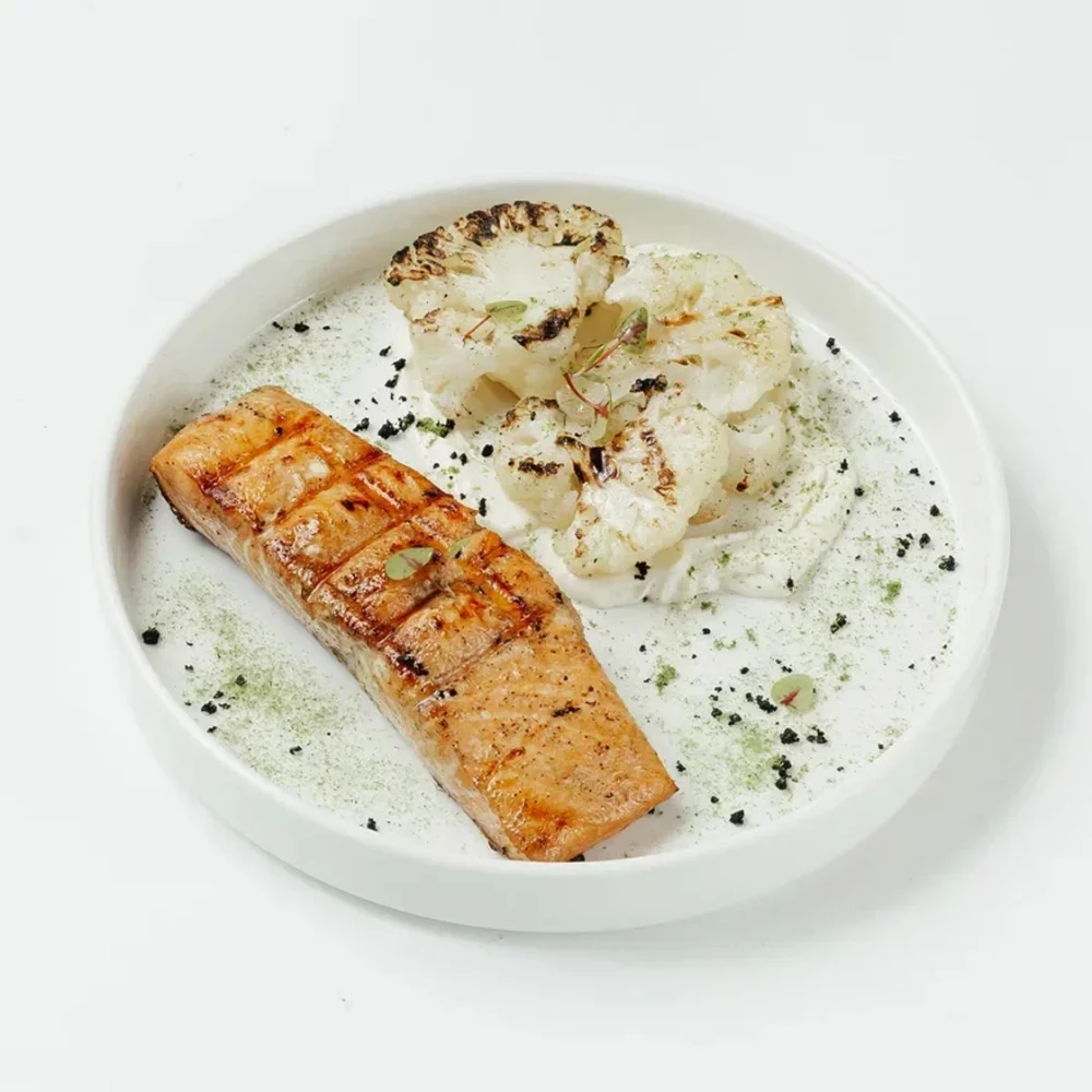 Стейк из красной рыбы с цветной капустой