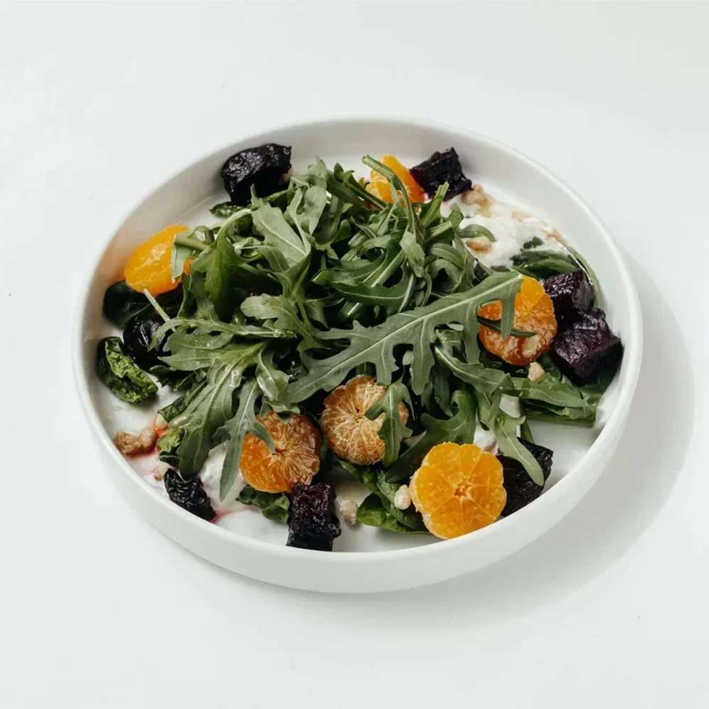 Салат с вяленой свеклой и страчетеллой