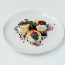 Сырники с маком и черничным джемом