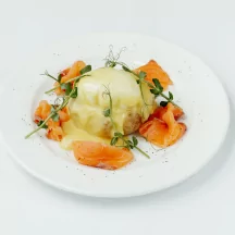 Яйцо Бенедикт с лососем и картофелем