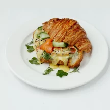 Круассан с лососем и голландским соусом